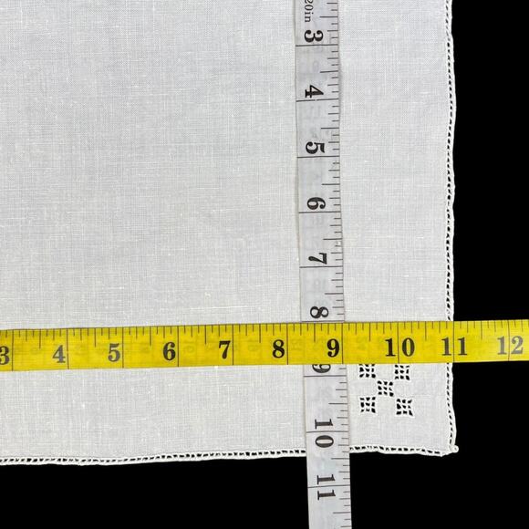 Napkins Set Of 4 Vintage White Cloth Detailed Corner Edge Cutwork 11" Square - Picture 7 of 7